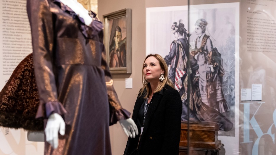 Dr Szatmári Judit a Divat és város kiállítás kurátora