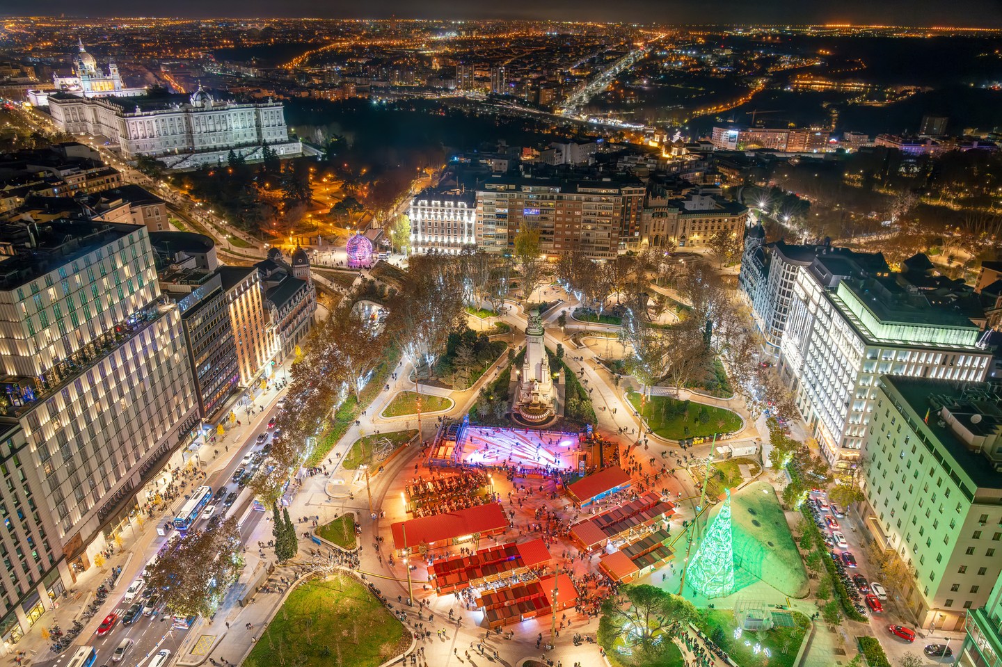 Spanyolország szerelmeseinek kedvéért a madridi Plaza Mayor karácsonyi vására is helyet kapott a listánkon. A spanyol édességeknek, mint például a churros con chocolate-nak nem lehet ellenállni, és ha ezek után még nem jött el a cukorsokk állapota, akkor egy pohár forralt bor is belefér.