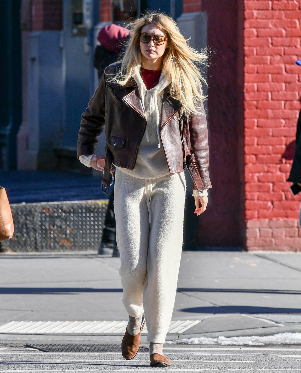 Hogyan lehet a melegítőt menővé varázsolni? Gigi Hadid tökéletes inspiráció lehet mindenki számára