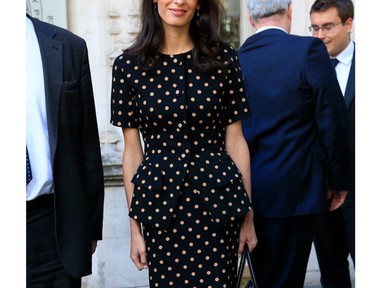 Amal Clooney bohókásan sikkes szettben a bíróságon