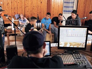 Nem lehet sírás nélkül kibírni az ózdi roma srácok zseniális feldolgozását