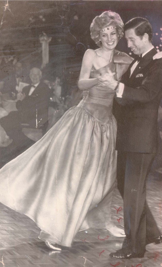 Így készültek Diana hercegné ruhái! Nyilvánosságra kerültek a fotók!