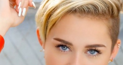 Miley glamúros sportos szerelésben cigizik, rappel és kosárlabdázik