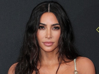 Kim Kardashian rövid feszülős ruhája a hónap legszexibb darabja
