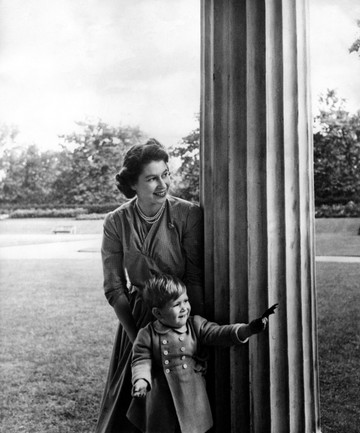 A gyermek Károly herceg és édesanyja, Erzsébet királynő 1950 novemberében