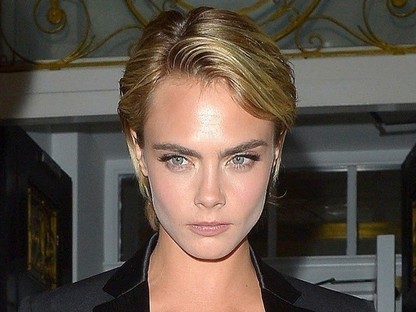 Ilyen lett volna, ha Csengetett, Mylord? Cissy-je ott van a királyi esküvőn