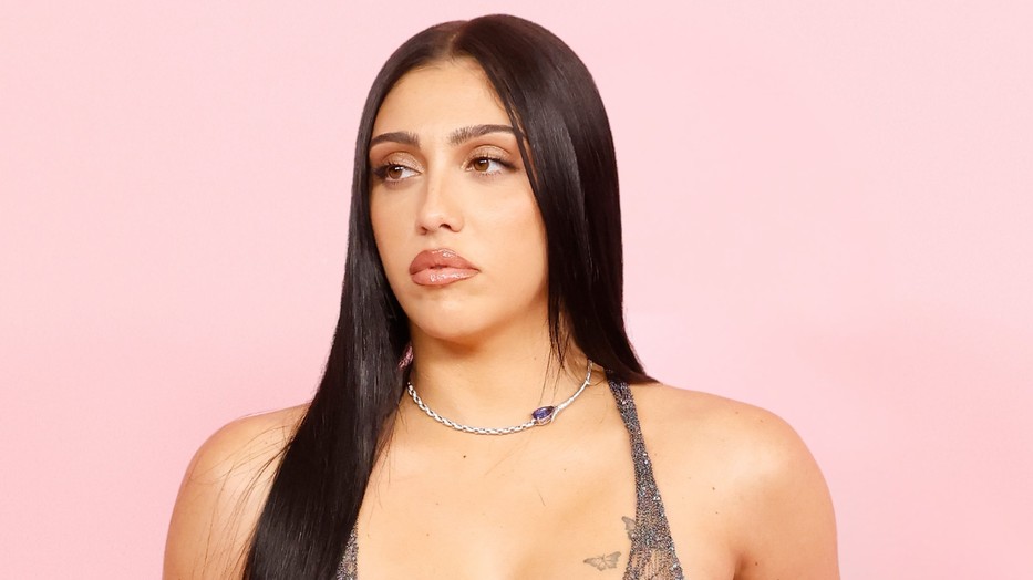 Lourdes Leon ruhája nem sokat takart a párizsi divathéten