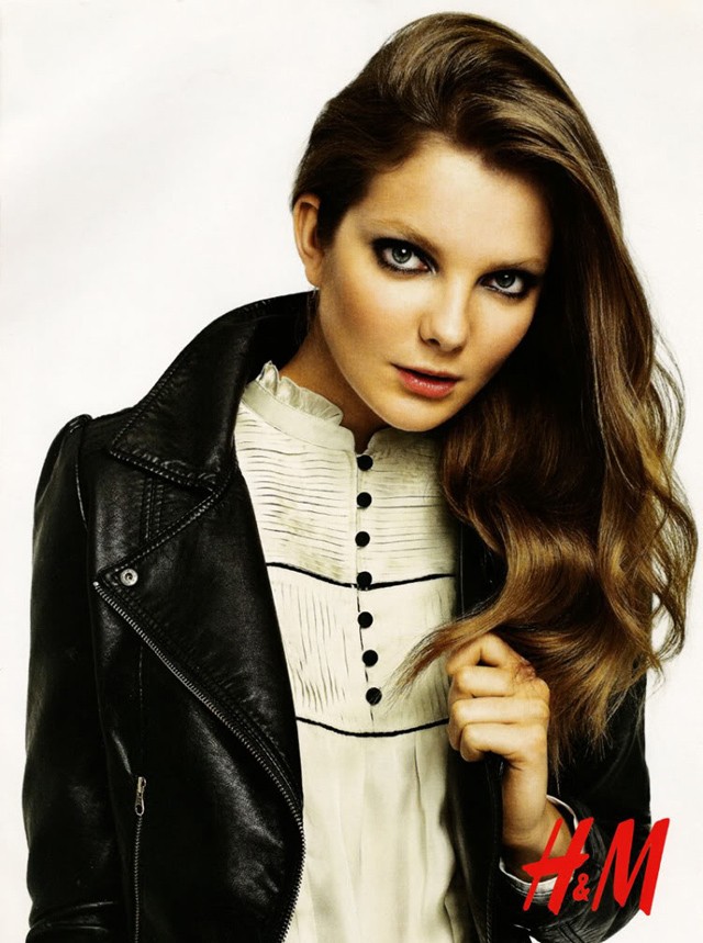 2009-ban világszerte a H&M üzletekből tekintett le a vásárlókra Enikő