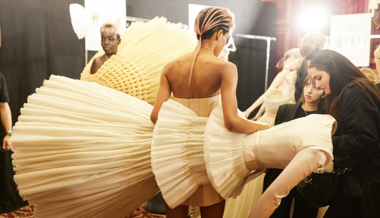 Fejjel lefelé viselt ruha? Miért ne? A divat fővárosában ez is lehetséges!