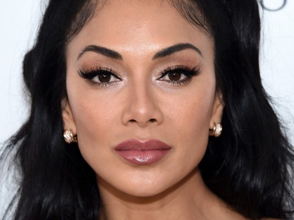 Vigyázat! Mindjárt kiesik Nicole Scherzinger melle a ruhájából!