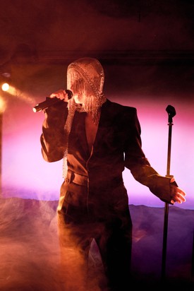 Robyn a H&M és a Rabanne kollaborációját bemutató partin