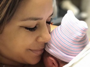 Eva Longoria megható fotót és üzenetet osztott meg újszülött babájáról!