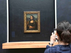 Tortát dobott egy férfi a Mona Lisára a Louvre-ban