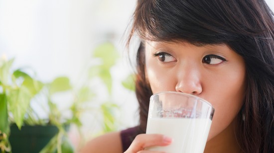 Ezért ne igyál soha tejet éhgyomorra