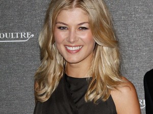 A nő, aki örökre belevéste magát az emlékezetünkbe: Rosamund Pike