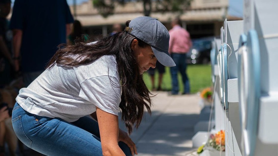  Meghan Markle az uvaldei mészárlás áldozatainak emlékhelyénél