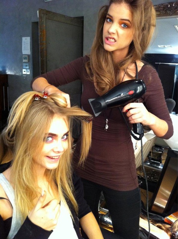 Együt mókázik Palvin Barbi és Cara Delevigne, a Burberry arca