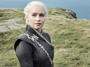 Emilia Clarke elmagyarázta, miért nem hajlandó megnézni a Sárkányok házát
