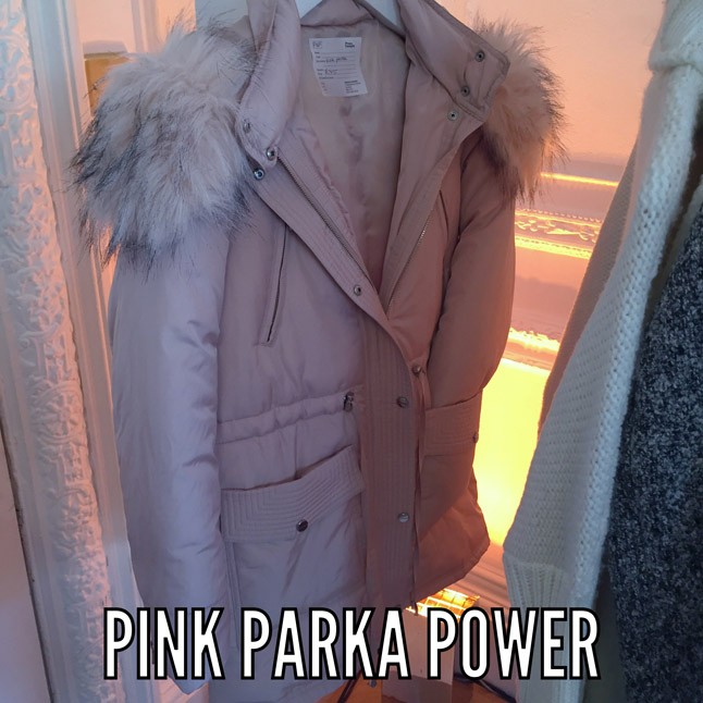 A műszőrme szegélyes, fiús fazonú kabátot nagyon nőiessé tesz egy púderes szín. Ezért fogod imádni