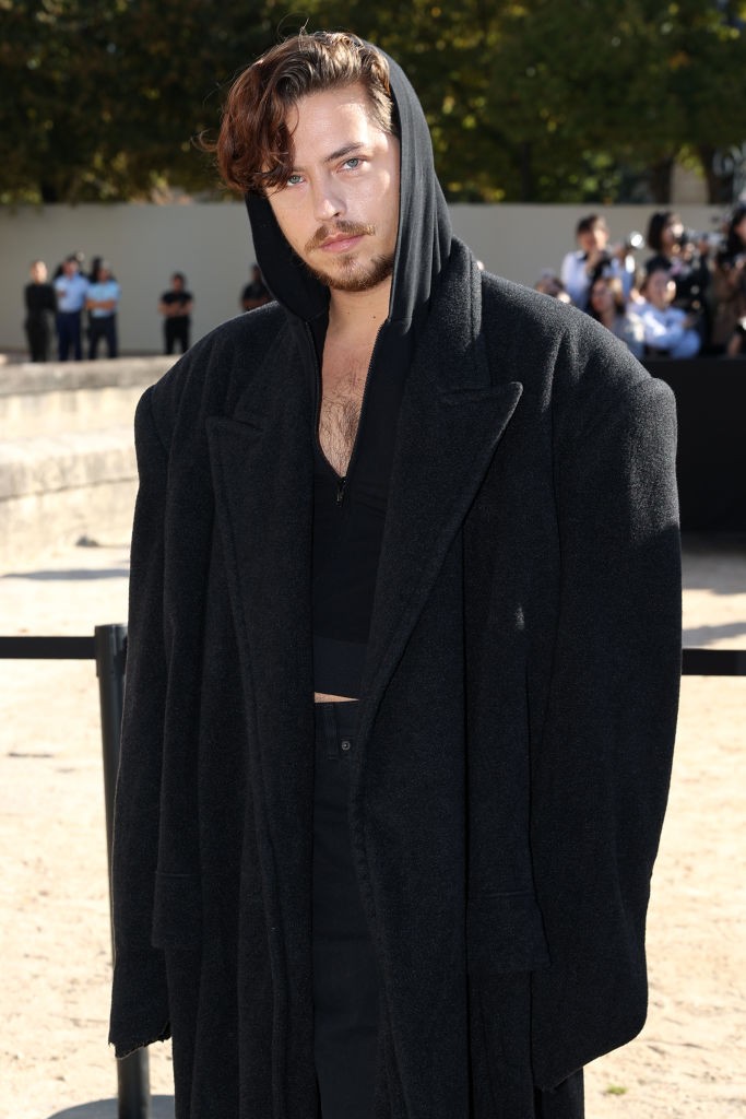 A 2023-as párizsi divathéten ismét hosszabb szakállal csípték el a fotósok, ráadásul sötétebb hajszínre is váltott. Az összhatás szerintünk nagyon ütősre sikerült! 