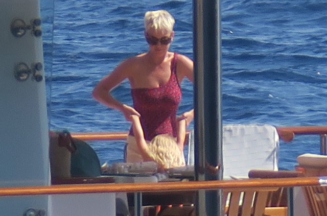 Katy Perry fürdőruhában