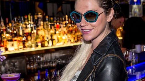 Kesha barna hajjal felismerhetetlen