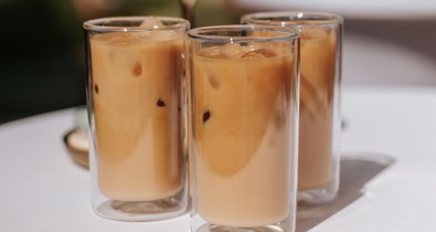 Készítsd el a nyár kedvenc kávékülönlegességét, kevesebb, mint öt perc alatt!