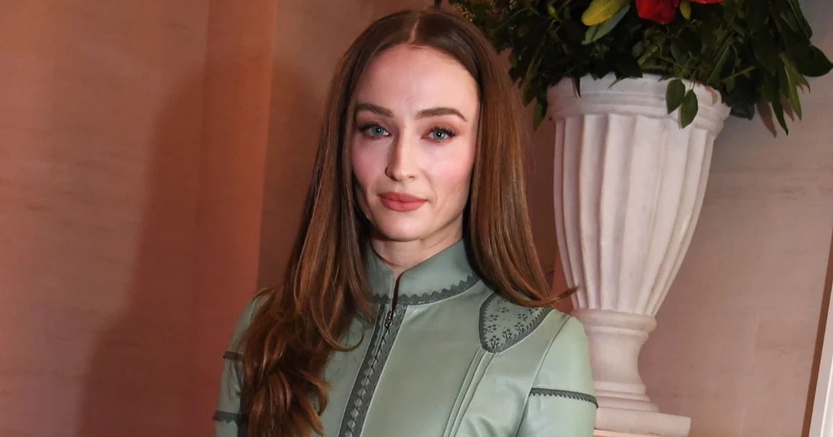 Sophie Turner megvált ikonikus frizurájától, első látásra fel sem ismertük a Trónok harca színésznőjét