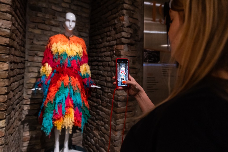 A Divat és város kiállítás egészen a napjainkig bemutatja az elmúlt 150 év divatját, igazi időutazás