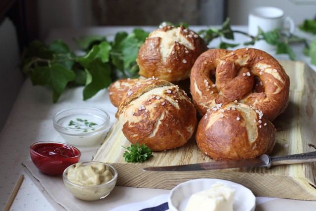 Süsd meg a szerelmednek a legfinomabb zsemlét és bajor perecet
