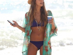 Jessica Alba bikiniben a tengerparton