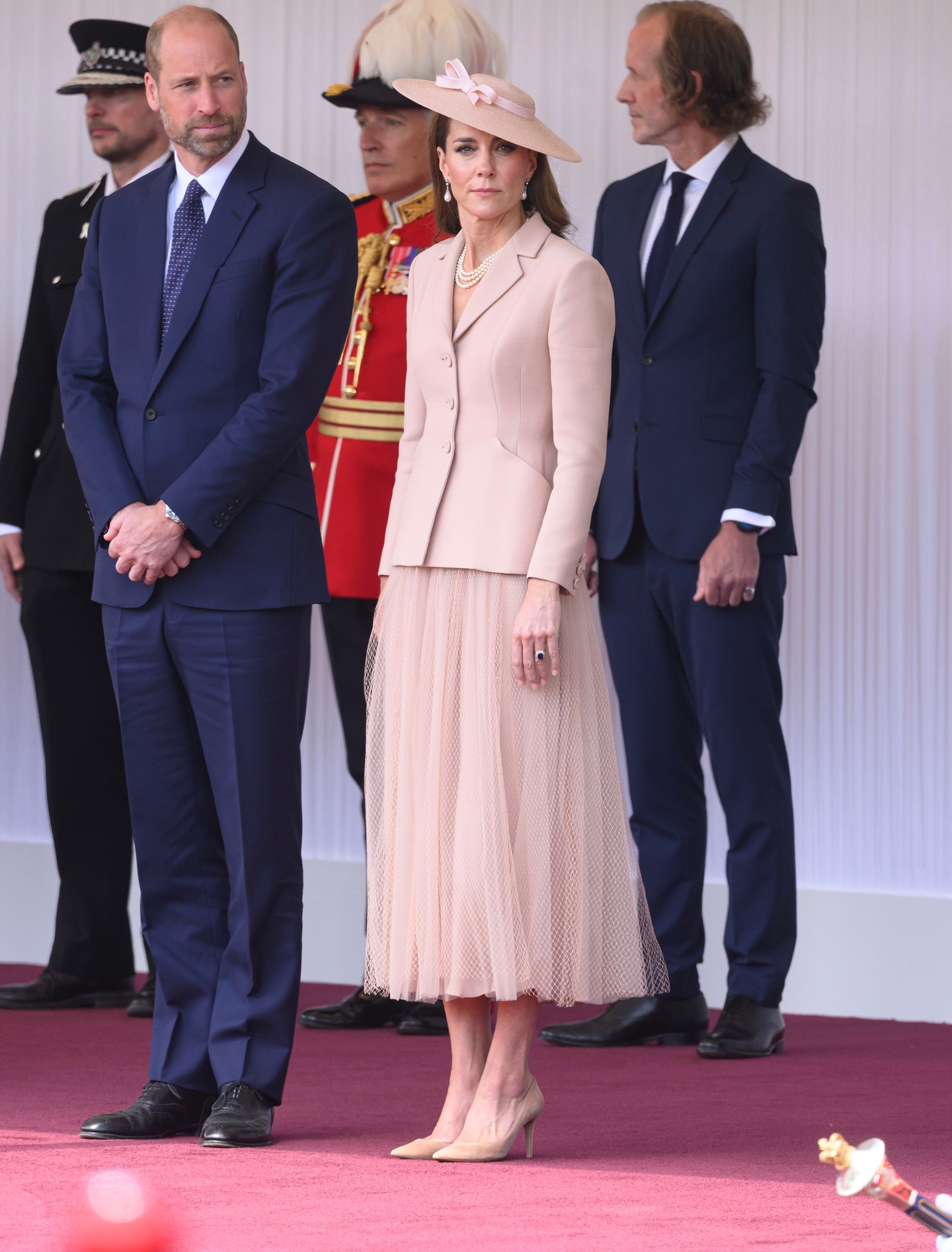 2025 - Macron francia elnök fogadásán egy púderrózsaszín Dior blézerben és tüllszoknyában keltett feltűnést. 