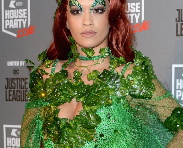 Rita Ora ´tündérnek´ öltözött, de neccharisnyás fenekét azért megmutatta!