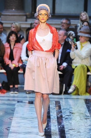 Mindez Warhol-inspirálta sminkkel párosult