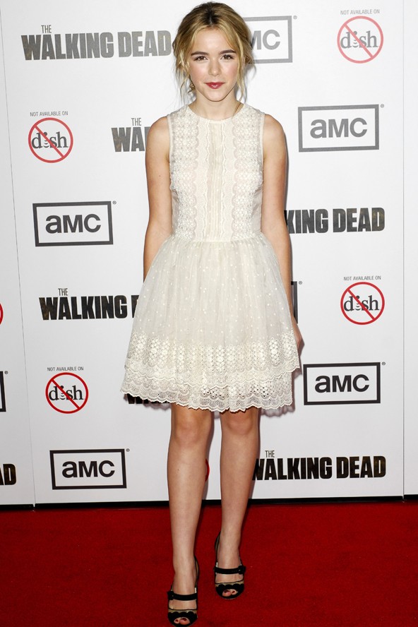 Gyönyörű csipke mini a The Walking Dead permierjén.