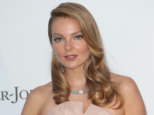 Mihalik Enikő cannes-i belépője egy álom, és nézd micsoda lábakat villantott