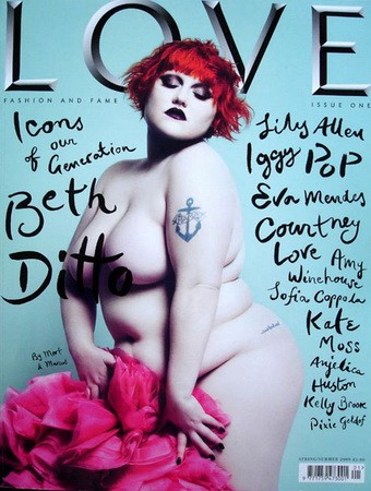 Beth Ditto, a Gossip énekesnője igazi különc, aki nem fél megmutatni magát - teljesen levetkőzött a Love magazin kedvéért.