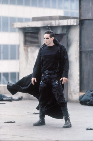 Thomas Andersont, vagyis a „Neo” néven ismert hackert Keanu Reeves alakította. Ő volt a „Kiválasztott”, akinek sorsa, hogy felszabadítsa az emberiséget a Mátrix uralma alól. 