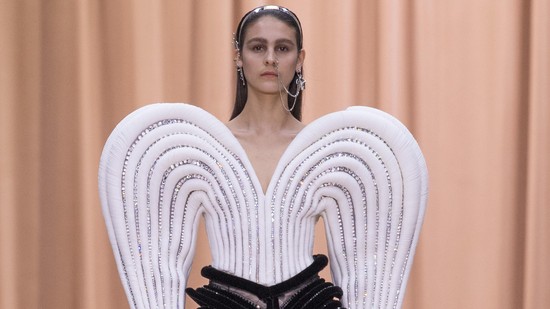 Örökbefogadott gyerekként nőtt fel, most a Jean Paul Gaultier divatháznak tervezett haute couture kollekciót - Olivier Rousteing szárnyal