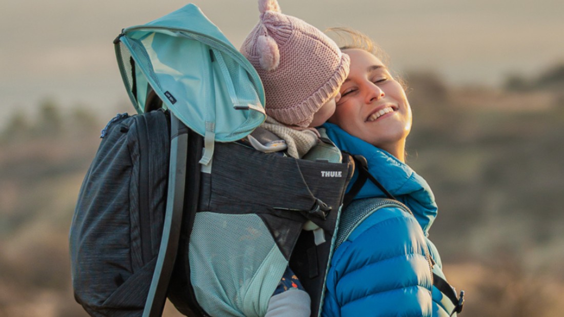 Schmidt Orsi kislányával járja az erdei ösvényeket