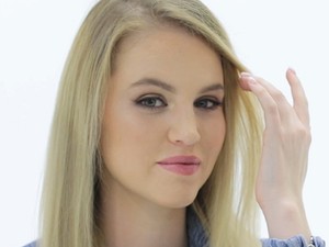 Egyenes, hullámos vagy loknis? Készítsd el ezeket a frizurákat egyetlen hajvasalóval!