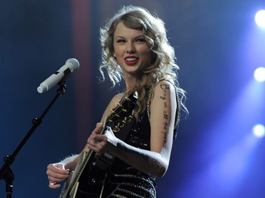 Félév után egy Taylor Swift dalból kellett megtudnunk Blake Lively és Ryan Reynolds harmadik gyerekének nevét