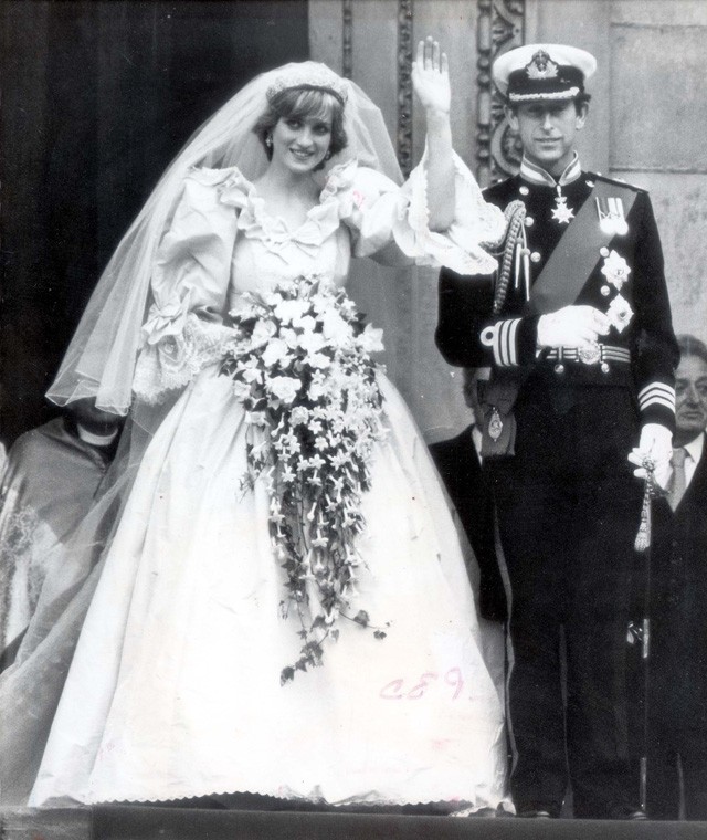 Így készültek Diana hercegné ruhái! Nyilvánosságra kerültek a fotók!