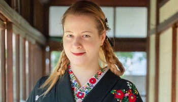 Kultúrák összevarrása – magyar hímzések japán kimonókon Pór Andrea kezei nyomán