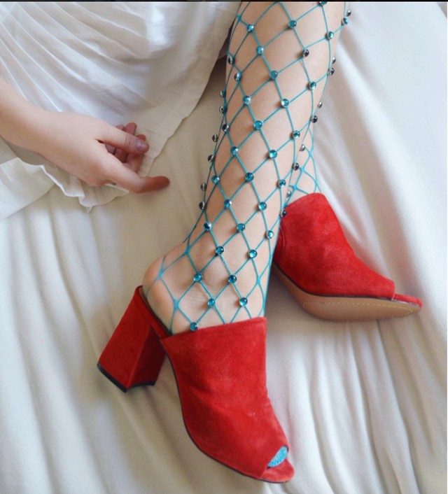 Ez a lány gyönyörűen kidíszíti a harisnyáit és már a legnagyobb sztárok is rajonganak érte