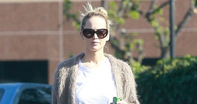 Jennifer Lawrence házi papucsban, hasvillantós pólóban flangált az utcán