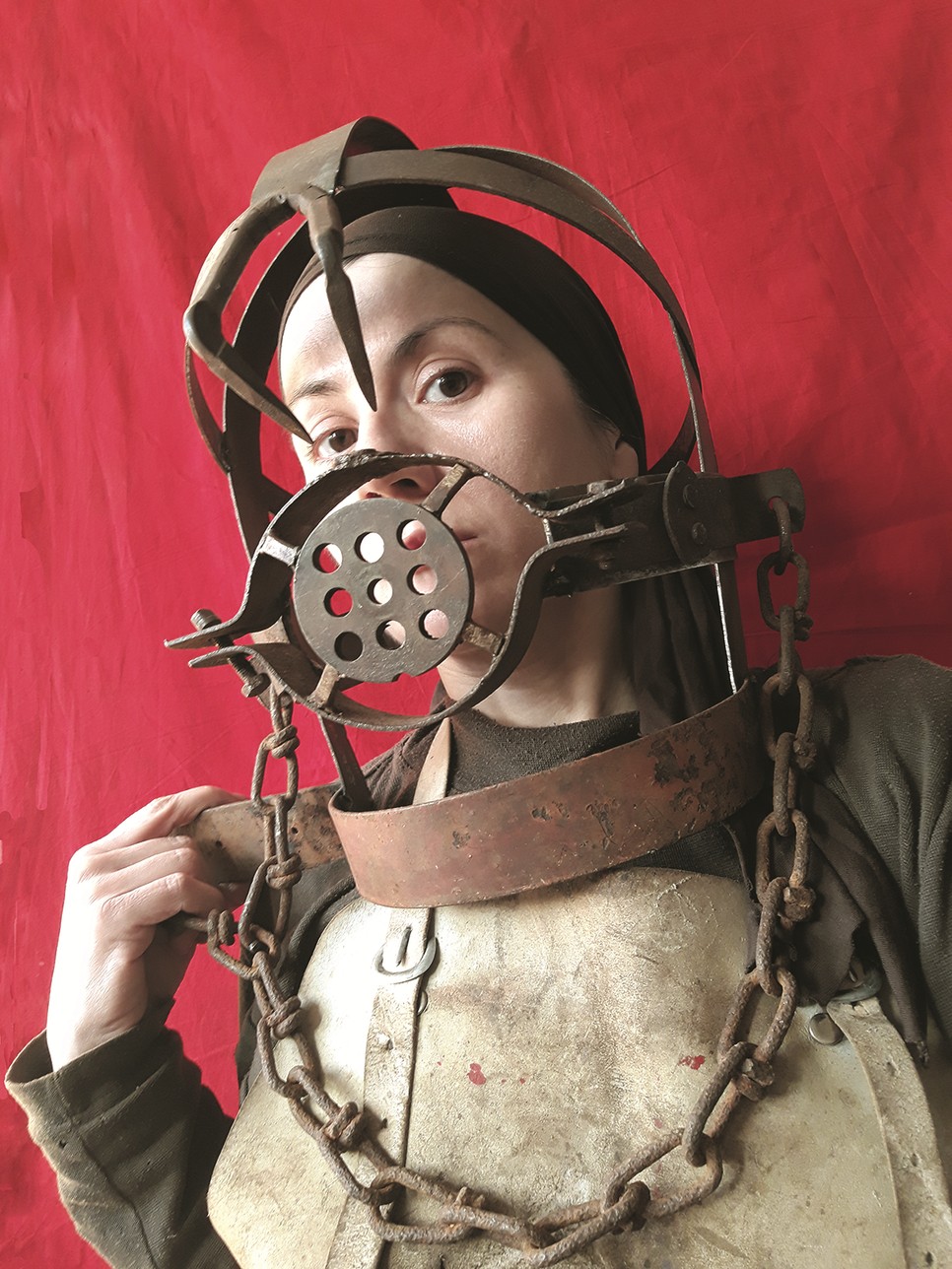 Feminin témaválasztását természetesnek tartja női szemszögből.