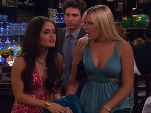 Hogyan beszélj a barátnőddel, ha az mindenhová a pasijával érkezik?