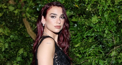 Dua Lipa álomszép meztelenfelsőben szabadította fel a melleit