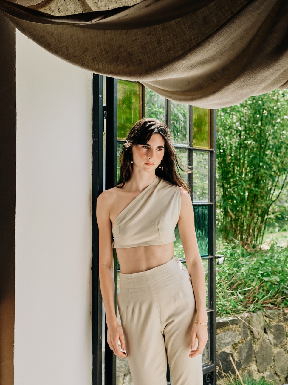 Divattervezőként fenntartható kollekciókat készít, személyre szabott tervezési metódusokkal.